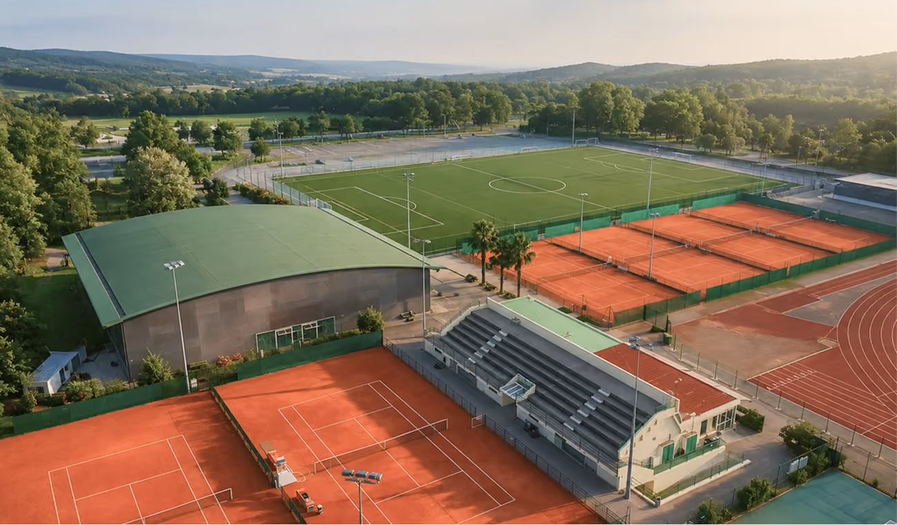 Vue aérienne d’un complexe sportif avec courts de tennis, terrain de football et piste d’athlétisme